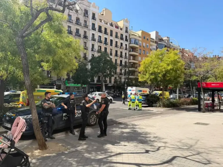 Police officers in front of the door of the house on Ferrocarril Street in Madrid.