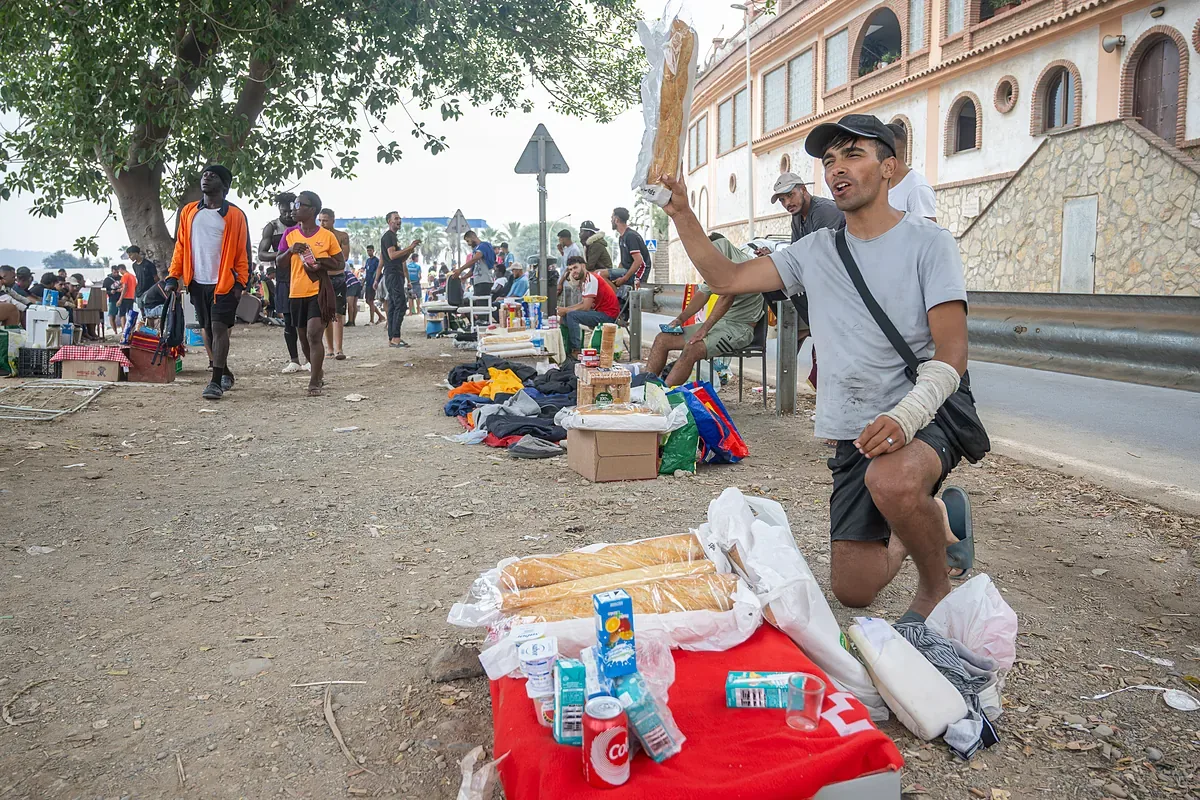 From Adam's clothes to Hamza's bread, the Trampolín subsistence market: "They take clothes from the downtown containers"