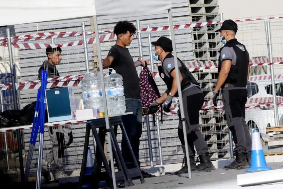 Operation Puerto de Ceuta: the Government talks about a 'call effect' and more than 3,000 immigrants are left on the street