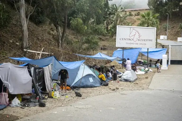 Immigrants camped at the gates of the Ceuta equestrian center, waiting to be able to enter.