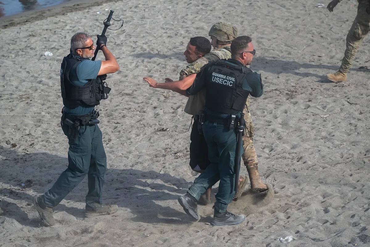 "I have been a civil guard at the El Tarajal border for 20 years, and the worst part is that our work is useless, it is regrettable"