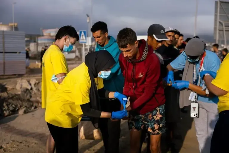 Camp staff at the port place bracelets on Maghrebis who have managed to access the facilities.