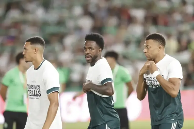 Trent, Vinicius and Mbappé, before the duel against Elche.