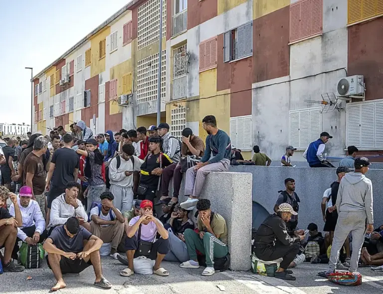 Grupo de inmigrantes en Loma Colmenar.