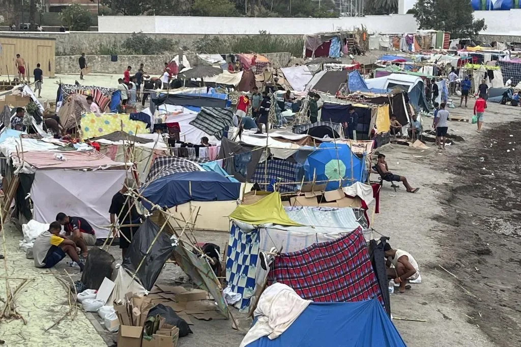 The migrants from Ceuta extend the settlement from Trampolín beach to Benítez
