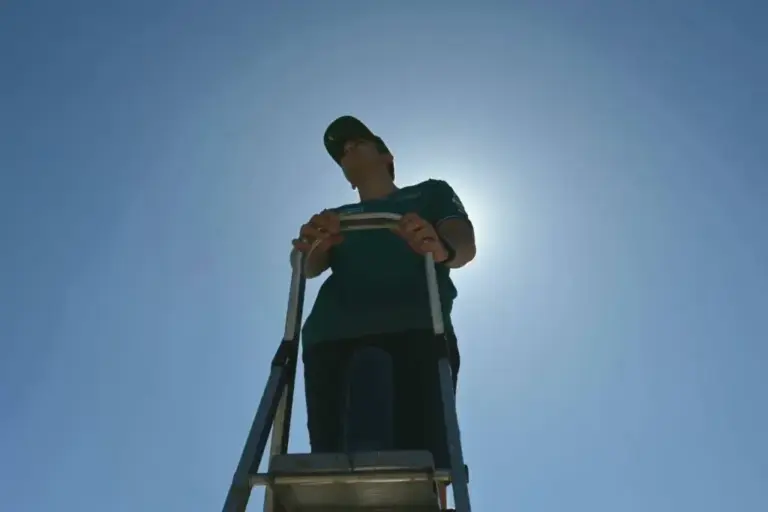 Jorge Yuste climbing the ladder watching the cars pass by.